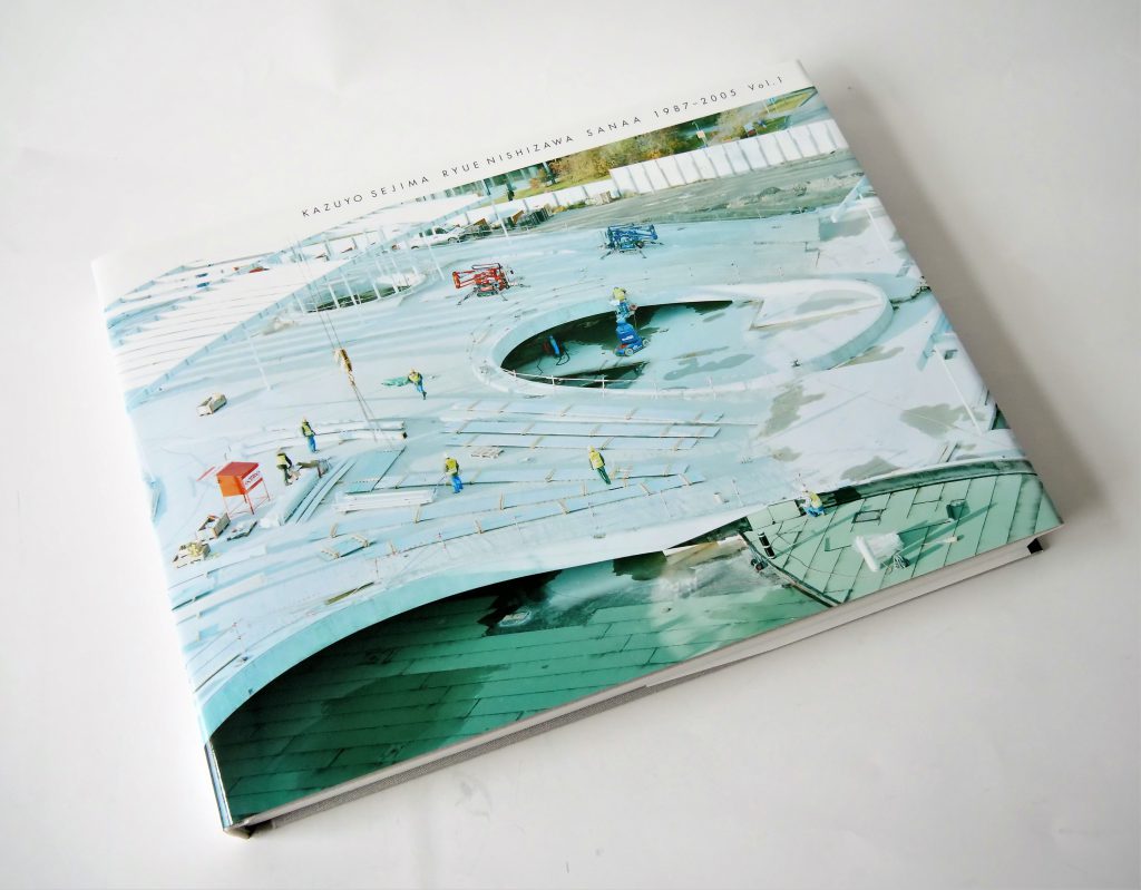 世界で活躍する建築家ユニットSANAAの、30余年の活動と思考の軌跡を総覧できる作品集 | 東京印書館 | 写真集・展覧会図録・絵本・その他印刷物の企画制作|  TOKYO INSHOKAN PRINTING CO.,LTD