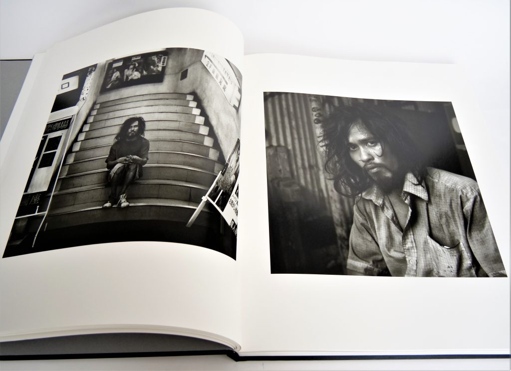 東京に生きる人々のエネルギーあふれる写真集。スーパーブラック+グレーでリッチで重厚に | 東京印書館 | 写真集・展覧会図録・絵本・その他印刷物の企画制作|  TOKYO INSHOKAN PRINTING CO.,LTD.