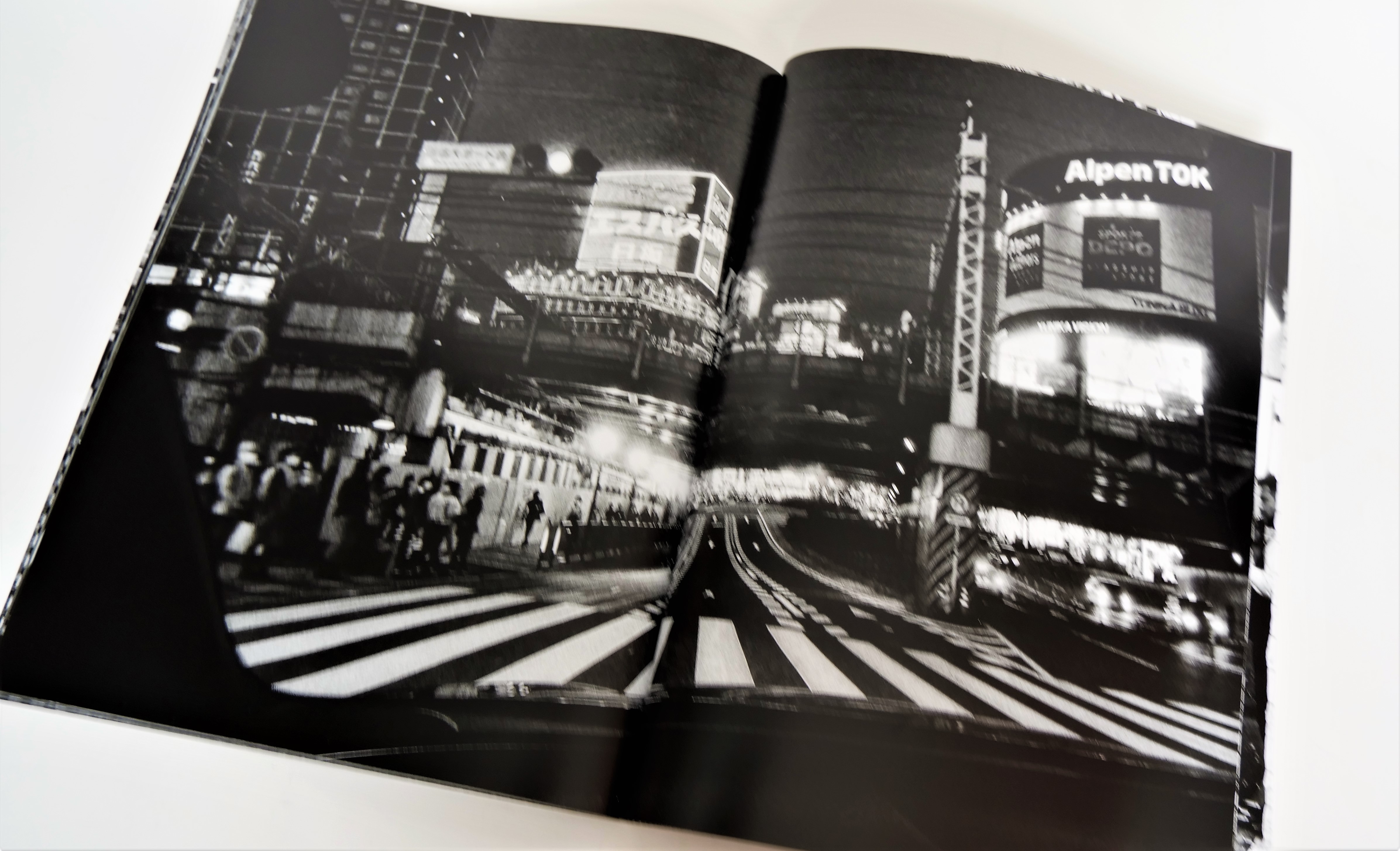 西新宿を撮り下ろした森山大道氏のライフワーク写真誌。独自配合 西新宿を撮り下ろした森山大道氏のライフワーク写真誌。独自配合